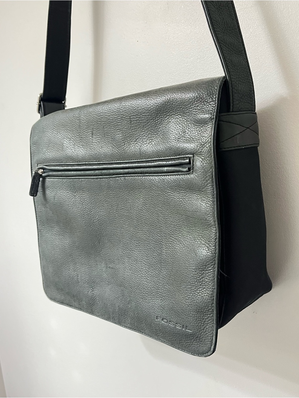 Retro Fossil Men's Gray and Black Leather Messenger Bag